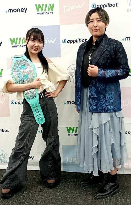 インターナショナル･プリンセス王座戦で戦う鈴芽と桐生真弥(右)