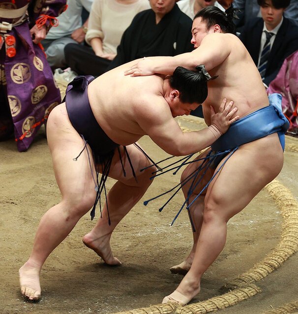 翔猿(右)を押し出しで破る義ノ富士＝いずれも日刊スポーツ