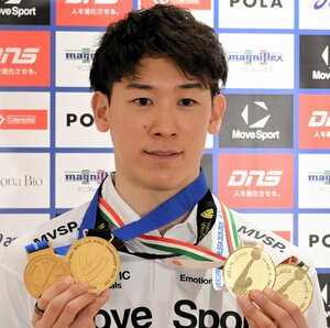 今シーズン獲得した四つのメダルを持つ石川祐希=東京都大田区