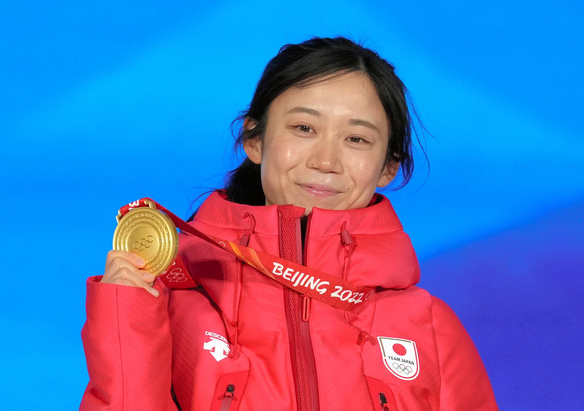 北京五輪のスピードスケート女子1000メートルで金メダルを獲得した高木美帆=2022年2月18日、北京メダルプラザ、藤原伸雄撮影
