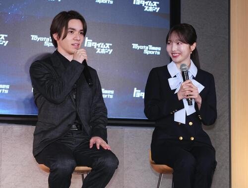 ｢アイスダンスチーム結成｣記者会見　会見に臨む本田真凜(右)と宇野昌磨(撮影･垰建太)