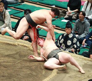 清水海(右)を上手投げで破る大森(撮影･中島郁夫)