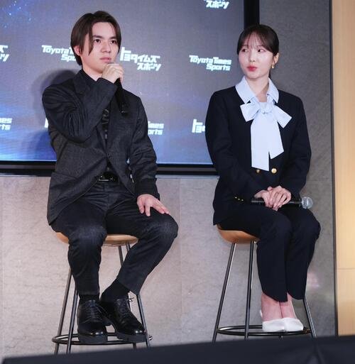 ｢アイスダンスチーム結成｣記者会見　会見に臨む本田真凜(右)と宇野昌磨(撮影･垰建太)＝2026年5月22日