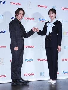 ｢アイスダンスチーム結成｣記者会見　会見を終え写真に納まる本田真凜(右)と宇野昌磨(撮影･垰建太)＝2026年5月22日
