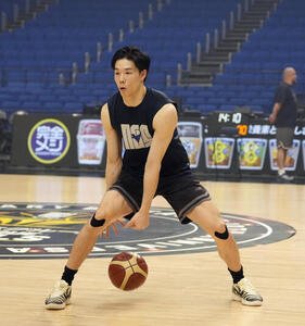 B1チャンピオンシップ決勝　長崎対沖縄　前日公開練習でドリブルをする長崎馬場雄大(撮影･小島史椰)