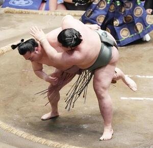 大相撲夏場所13日目　炎鵬(左)は下手投げで明生を破り勝ち越しを決める(撮影･小沢裕)
