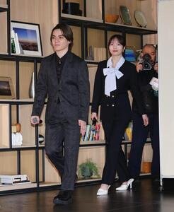 ｢アイスダンスチーム結成｣記者会見　会見に臨む本田真凜(右)と宇野昌磨(撮影･垰建太)＝2026年5月22日