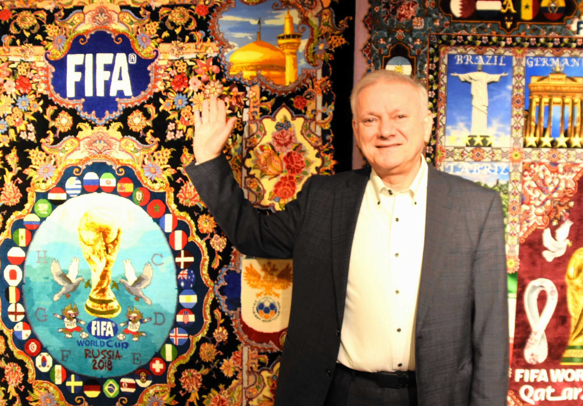 サッカーワールドカップを記念してつくったペルシャ絨毯を紹介するゲイビ･アデルさん=2026年4月27日、千葉県柏市、中野渉撮影