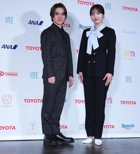 ｢アイスダンスチーム結成｣記者会見　会見を終え写真に納まる本田真凜(右)と宇野昌磨(撮影･垰建太)＝2026年5月22日