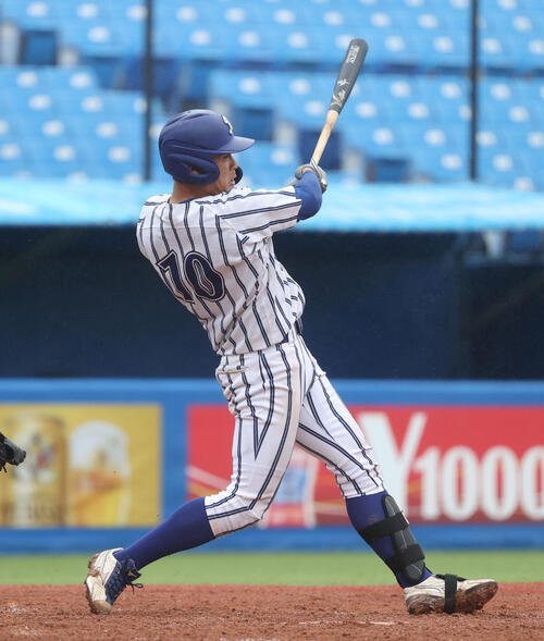 東都大学野球　亜大対立正大　4回裏立正大1死三塁、高田庵冬は本塁打を放つ(撮影･柴田隆二)