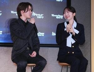 ｢アイスダンスチーム結成｣記者会見　会見に笑顔で臨む本田真凜(右)と宇野昌磨(撮影･垰建太)