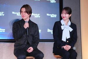 ｢アイスダンスチーム結成｣記者会見　会見に臨む本田真凜(右)と宇野昌磨(撮影･垰建太)