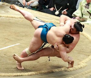 琴栄峰(左)をうっちゃりで破る霧島(撮影･中島郁夫)