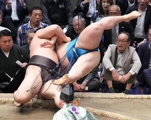 大相撲夏場所13日目　土俵際へ追い込まれた霧島(左)はうっちゃりで琴栄峰を投げる(撮影･小沢裕)