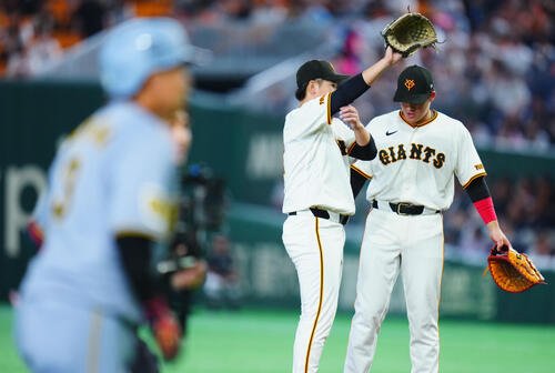 巨人対阪神　1回表阪神2死一塁、大山悠輔(手前)に2点本塁打を浴びる井上温大(中央)