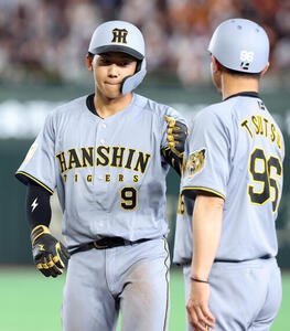 巨人対阪神　4回表阪神1死二、三塁、立石正広は適時打を放ちグータッチ(撮影･浅見桂子)