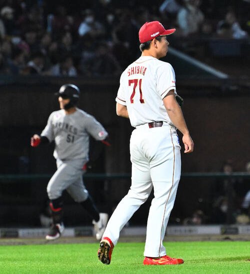 楽天対ロッテ　5回表ロッテ1死、山口航輝(後方)にソロ本塁打許す柴田大地(撮影･滝沢徹郎)