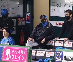 ソフトバンク対日本ハム　ベンチから戦況を見守る日本ハム新庄剛志監督(撮影･梅根麻紀)