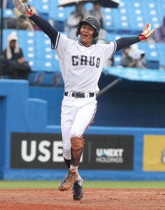 東都大学野球　東洋大対中大　1回裏中大2死二塁、高橋徹平の適時打で二塁走者安田淳平が生還する(撮影･柴田隆二)