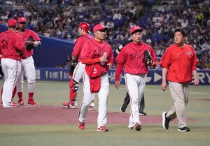 中日対広島　1回裏中日2死一、二塁、広島先発の栗林良吏(右から2人目)はマウンドを降りる(撮影･森本幸一)