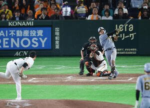 巨人対阪神　4回表阪1死二、三塁、適時打を放つ立石正広。投手は井上温大(撮影･増田悦実)