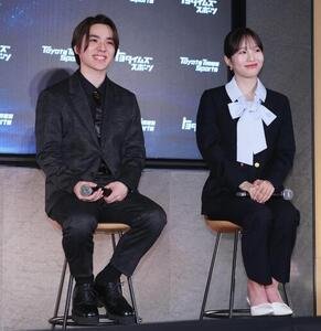 ｢アイスダンスチーム結成｣記者会見　会見に笑顔で臨む本田真凜(右)と宇野昌磨(撮影･垰建太)