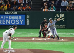 巨人対阪神　1回表阪神無死、二塁打を放つ立石正広。投手は井上温大(撮影･増田悦実)