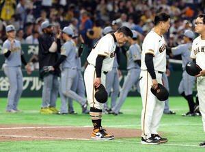 巨人対阪神　終盤の追い上げも届かず、スタンドに一礼する巨人阿部慎之助監督(撮影･浅見桂子)
