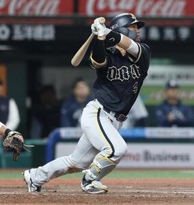 西武対オリックス　9回表オリックス2死一、二塁、2点適時二塁打を放つ森友哉(撮影･河田真司)