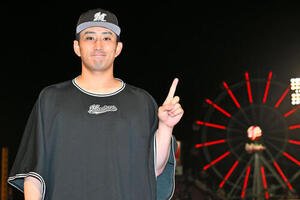 楽天対ロッテ　今季初勝利のロッテ小島和哉は｢1｣のポーズを決める(撮影･滝沢徹郎)
