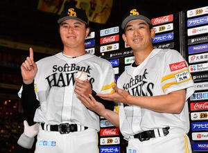 ソフトバンク対日本ハム　今季初勝利を挙げた前田純(左)はウイニングボールを手に山本祐大と写真に納まる(撮影･岩下翔太)