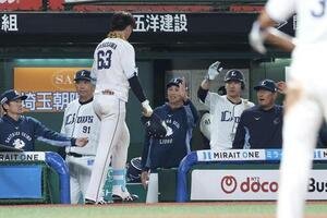 西武対オリックス　9回裏西武2死、左越えソロ本塁打で生還する長谷川信哉を迎える西口文也監督(中央)(撮影･河田真司)