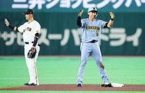 巨人対阪神　1回表阪神無死、二塁打を放ちガッツポーズするく立石正広(撮影･垰建太)