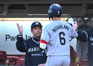 楽天対ロッテ　1回表ロッテ2死、先制ソロ本塁打を放った西川史礁(手前)を迎えるサブロー監督(撮影･滝沢徹郎)