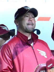 楽天対ロッテ　ベンチで厳しい表情の楽天三木肇監督(撮影･滝沢徹郎)