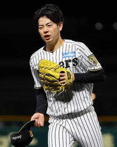 阪神対オリックス　1イニング1失点でベンチに引き揚げる下村海翔(撮影･上田博志)