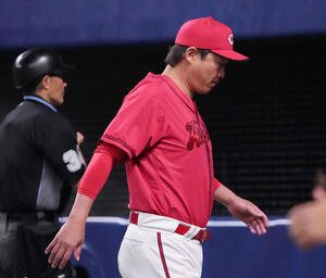 中日対広島　5回表終了、選手交代を告げベンチへ戻る新井貴浩監督(撮影･森本幸一)