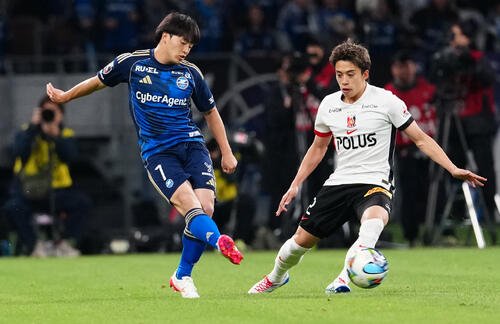 町田対浦和　後半、パスを出す町田相馬勇紀(撮影･鈴木みどり)