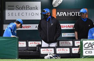 ソフトバンク対日本ハム　ソフトバンクに敗れ、ベンチを後にする日本ハム新庄剛志監督(中央)(撮影･岩下翔太)