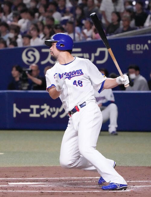 中日対広島　1回裏中日2死一、二塁、適時打を放つ阿部寿樹(撮影･森本幸一)＝2026年5月22日