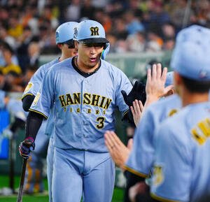巨人対阪神　1回表阪神2死一塁、2点本塁打を放った大山悠輔(手前)と森下翔太はナインの出迎えを受ける(撮影･垰建太)