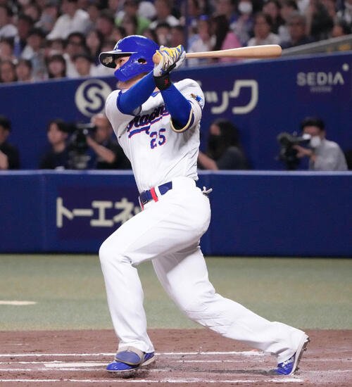 中日対広島　7回裏中日1死満塁、2点適時打を放つ石川昂弥(撮影･森本幸一)