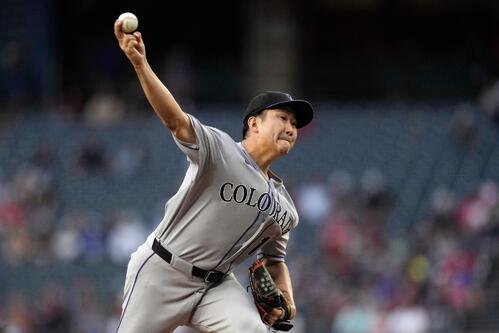 ダイヤモンドバックス戦で力投するロッキーズ菅野智之(AP)