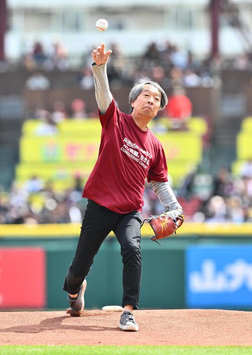 楽天対ロッテ　始球式で投球する見栄晴＝2026年5月23日(撮影･滝沢徹郎)