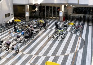 ｢両国シティコア｣の中庭。ここに土俵があったことが丸く示されている=2024年1月、東京都墨田区、抜井規泰撮影
