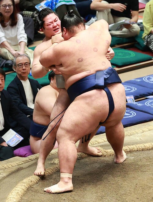 朝翠龍(左)を寄り切りで破る一意(撮影･中島郁夫)