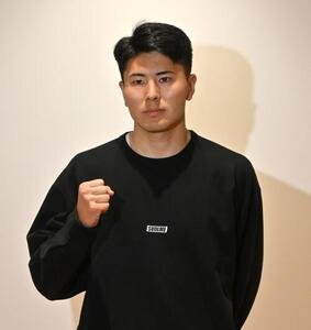 帰国して取材に応じる日本代表の鈴木淳之介