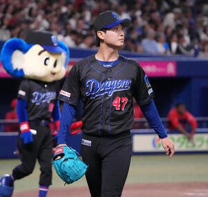 中日対広島　7回表終了、ベンチへ戻る吉田聖弥(撮影･森本幸一)