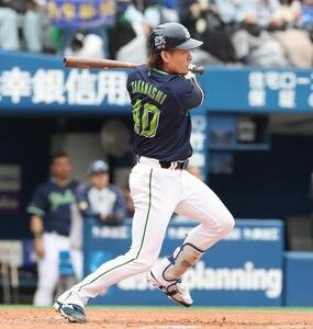 DeNA対ヤクルト　1回表ヤクルト2死一、二塁、2点適時二塁打を放つ高梨裕稔(撮影･黒川智章)