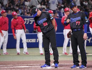 中日対広島　試合終了、井上一樹監督(手前･左)は整列しあいさつをする(撮影･森本幸一)